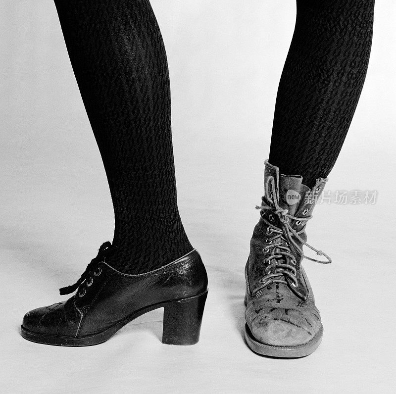 朋克/垃圾摇滚风格的鞋子和长筒袜